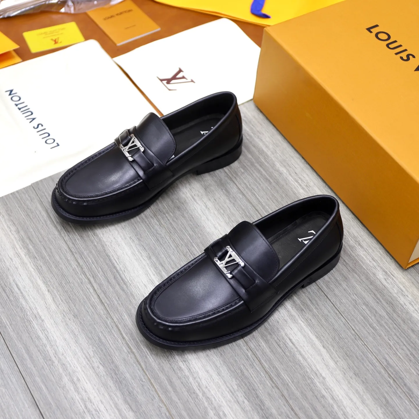 Men's shoes 💰: 💰900LV Louis Vuitton slip-on loafers, top quality products produced in Dongguan, ready for sale! This LV Glove loafer is made of selected soft cowhide, with a slightly wrinkled leather surface and a very high-end texture. Each pair is unique. The leather surface is light and soft, with a fine texture and good luster. It is a classic loafer style, with exquisite handmade mark stitching on the toe, and a square toe configuration to highlight the classic style. The horizontal band has hot-printed LV three-dimensional letters, semi-solid handcrafts and a genuine leather outsole, and a rubber patch on the heel to create wear-resistant performance and comfort. One of the must-have loafers for men! Comes with full original packaging! Code number: 38-39-40-41-42-43-44 (38, 45, 46 customized) standard leather shoe code